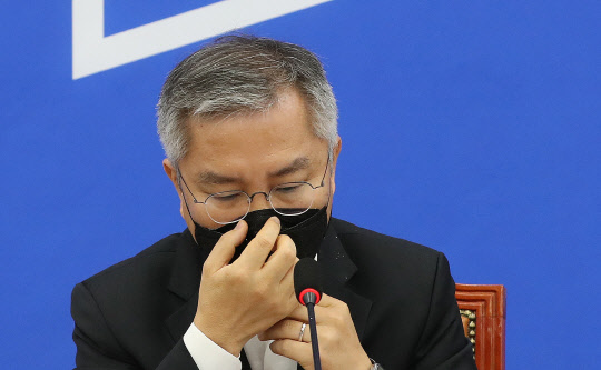 열린민주당 최강욱 대표가 13일 오전 서울 여의도 국회에서 열린 최고위원회의에서 발언을 마친 뒤 마스크를 쓰고 있다.   [연합뉴스]